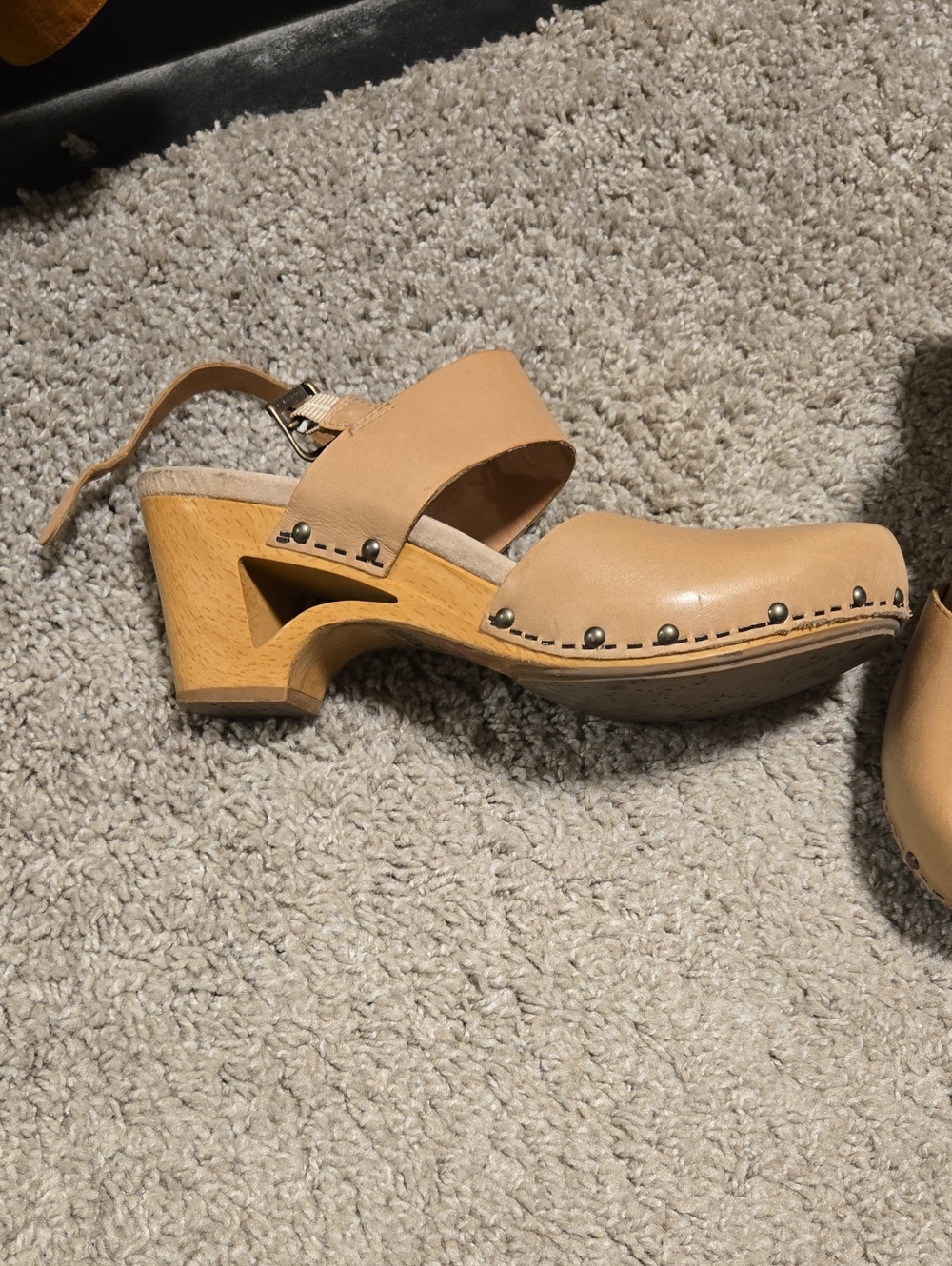 Women’s Tan Leather Clog Sandals with Ankle Strap Dansko - Picture 2 of 4